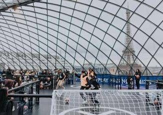 PlayStation unisce calcio e basket in un evento crossover a Parigi