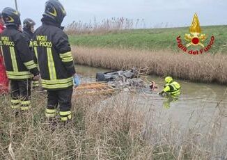 Precipita per 10 metri con lauto morto 38enne a Livorno