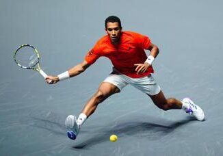 Troppo tifo agli Australian Open Auger Aliassime e Fokina cambiano campo Video