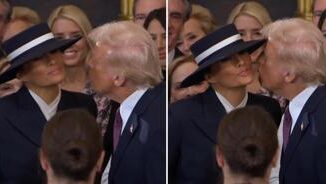 Trump il saluto con non bacio a Melania Video