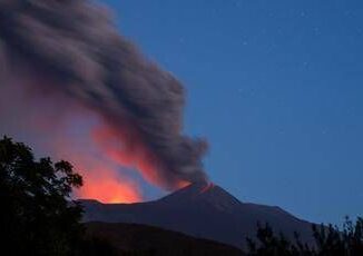 Etna eruzione oggi in corso colata lavica attiva