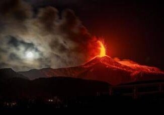 Etna pericolo esplosioni con neve e lava vietato scalare il vulcano