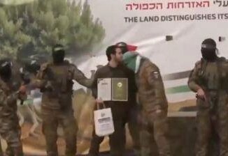 Israele uno degli ostaggi rilasciati oggi bacia sulla testa i miliziani di Hamas Video