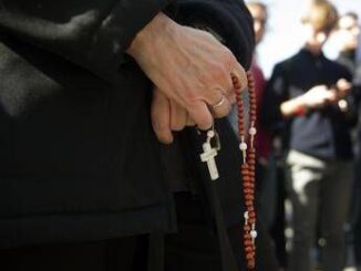 Papa il cardinal Zuppi da il via a maratona di preghiera nelle chiese italiane