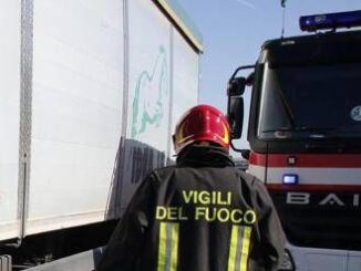 Salerno tir perde carico di ecoballe. Investiti ciclisti un morto