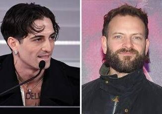 Sanremo 2025 Alessandro Borghi sul palco con Damiano David per omaggio a Dalla