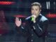 Sanremo 2025 Fedez canta Battito occhi neri mani sudate e tanta emozione