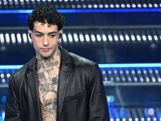 Sanremo 2025 Tony Effe La collana Legge deve essere uguale per tutti