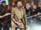 Sanremo 2025 caos Jovanotti signora tenta di bloccarlo e baciarlo