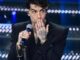 Tony Effe finale a Sanremo 2025 con il rosario doro